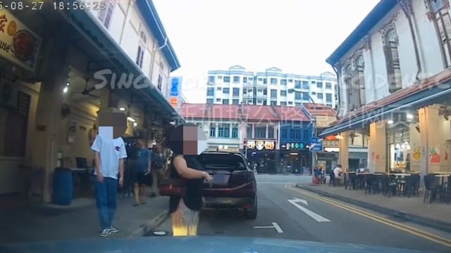 肉身霸占停车位引发争执 两家人互呛对拍
