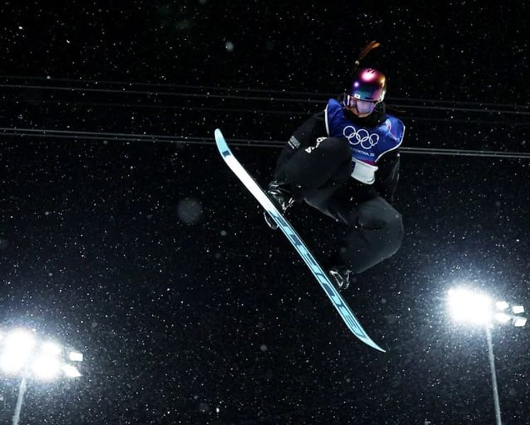 Snowboarding-South Korea's Choi upsets Kim to claim women's halfpipe gold