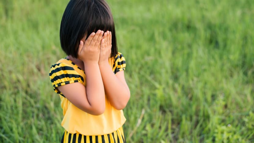 #trending: Netizens praise parent for chiding stranger at hawker centre who patted 3-year-old daughter’s head