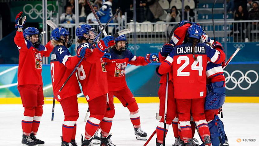 Ice hockey-Czechs get off the mark as Sweden sail into quarters
