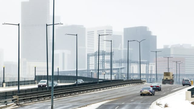 冬季风暴吹袭 美国多地航空和陆路交通瘫痪 