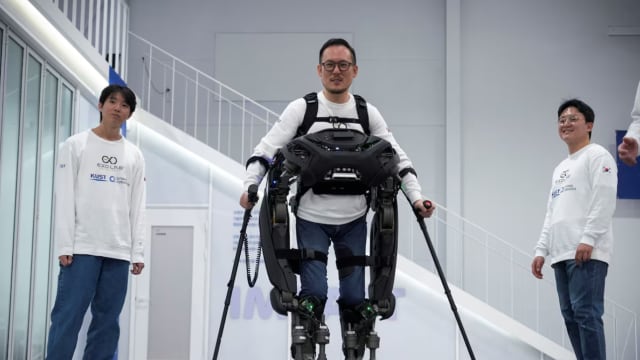 韩国研发“可穿戴机器人”助截瘫患者行走