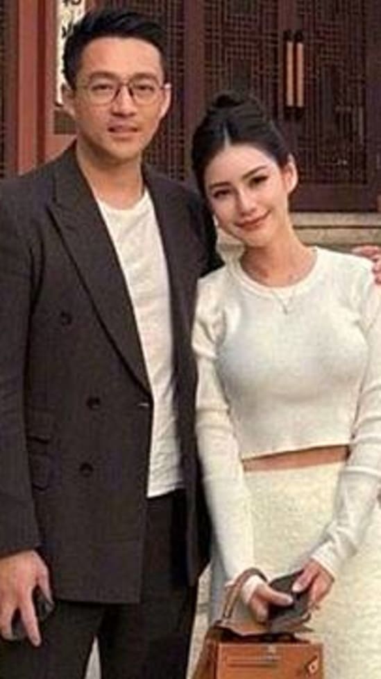 张兰同框新亲家，Mandy妈妈样貌引网友热议
