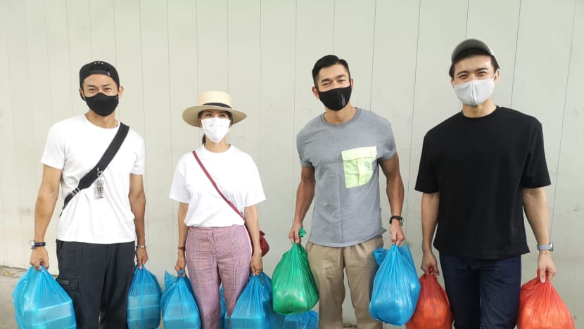 Zoe Tay, Elvin Ng, Desmond Tan & Zhang Zetong Delivered Food To Foreign Workers Over The Deepavali Weekend Zoe Tay, Elvin Ng, Desmond Tan & Zhang Zetong Delivered Food To Foreign Workers Over The Deepavali Weekend