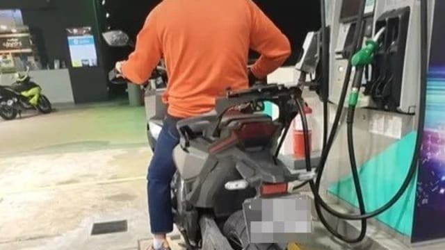 狮城摩托车马国添加RON95 骑士遭公审但网民却为他“站台”