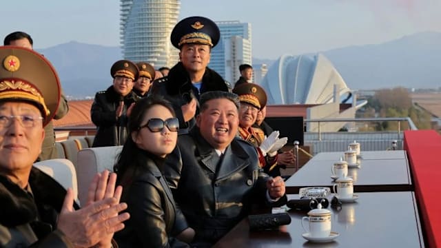 朝鲜空军成立80周年 金正恩携爱女亮相庆典