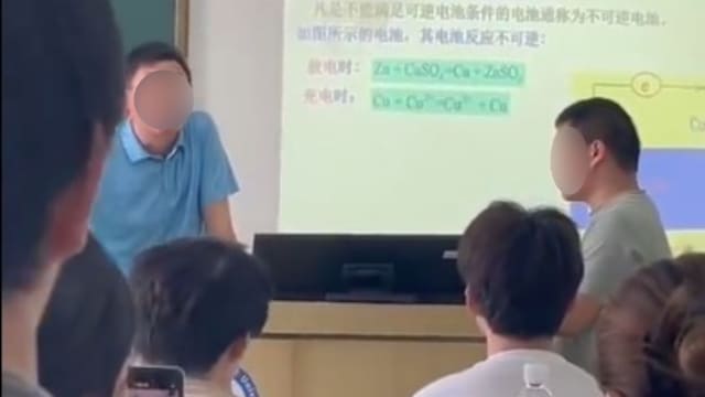 被老师提醒不要上课睡觉 上海大学男生砸桌怒喊“杀”