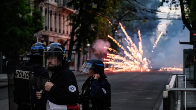 针对几天发生骚乱 法国禁止国庆假期期间销售烟花爆竹
