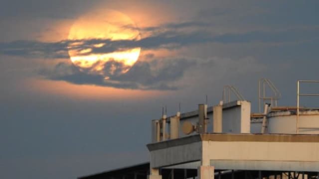你也看到了吗？ “草莓超级月亮”高挂本地夜空