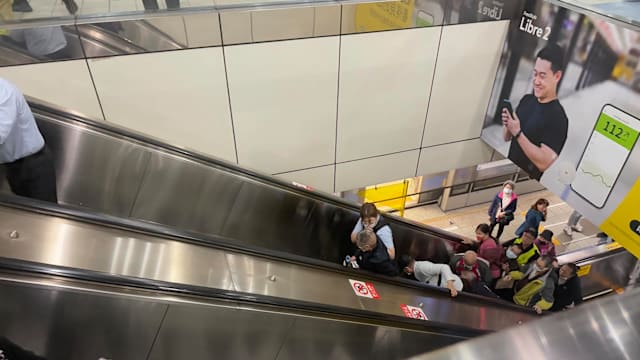 台北捷运电扶梯意外 八人跌成一团