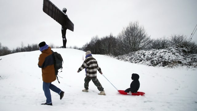 英国出现暴雪天气 多个机场关闭跑道