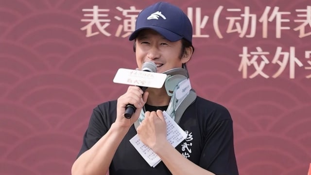 吴京爆健康亮红灯，戴颈部固定器现身，网友却揪“爱国人设翻车”旧账！