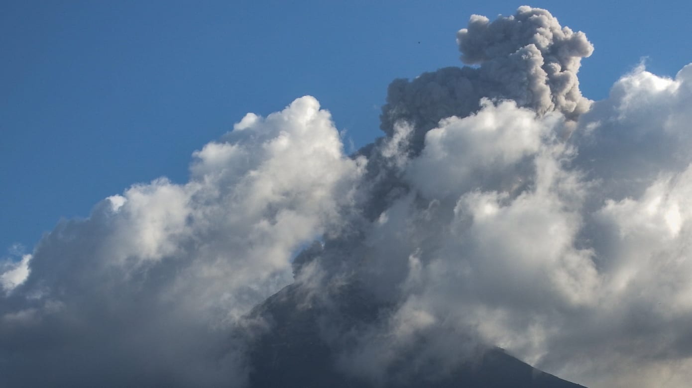 印尼勒沃托比火山爆发 峇厘岛至少七航班取消