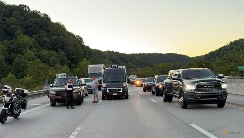 Manhunt underway in US after Kentucky highway shooting Manhunt underway in US after Kentucky highway shooting