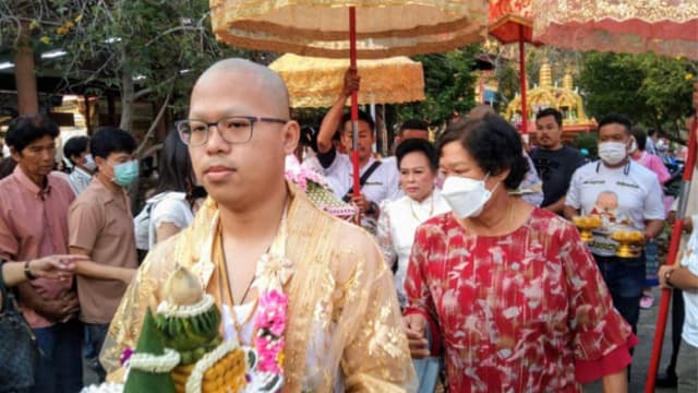 泰男出家爷爷奶奶豪派2万财物 引民众争抢
