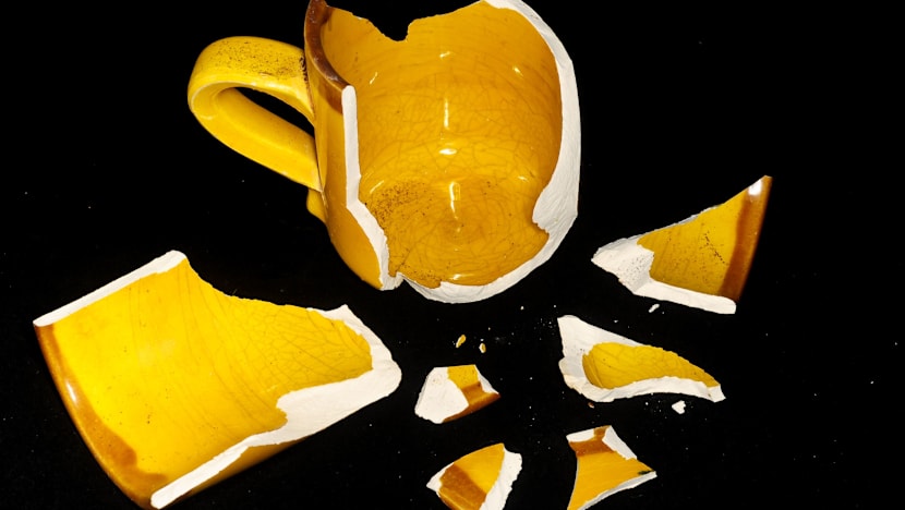 அனுமதியின்றிப் பொருள் வாங்கிய மனைவி - கோபத்தில் வீட்டை அடித்து நொறுக்கிய கணவர் 