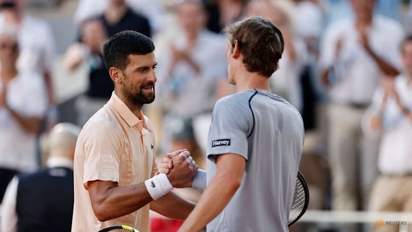 Djokovic battles past French hope Royer to reach third round