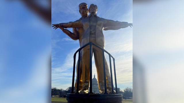 特朗普拥抱爱泼斯坦讽刺雕像 现身美国国家广场