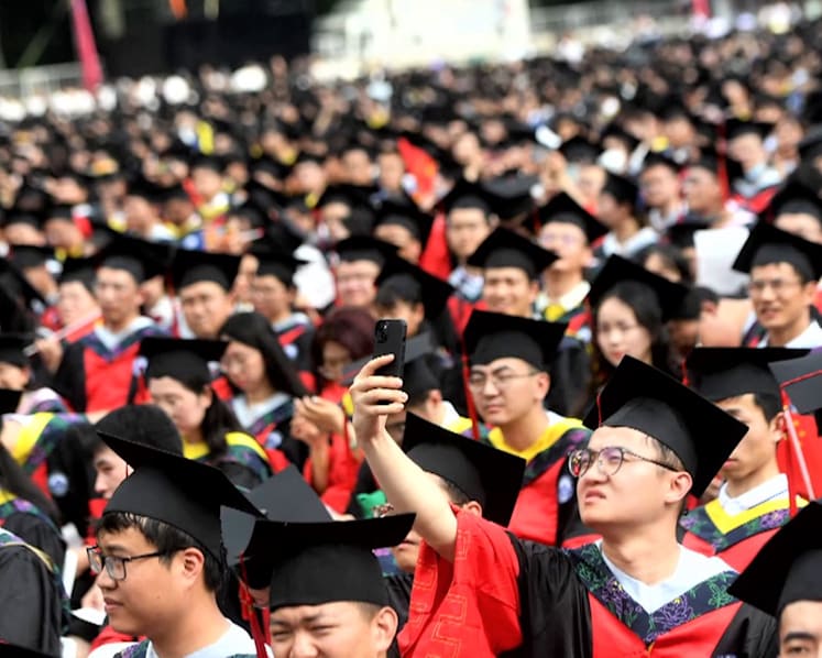 Commentary: China grapples with a glut of university-educated workers