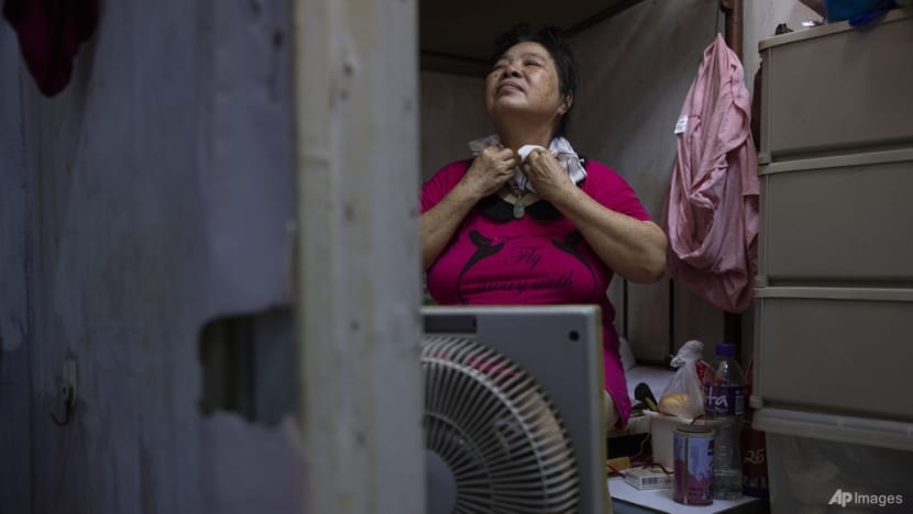 Sweltering heat in Hong Kong hits outdoor workers, lower-income residents Sweltering heat in Hong Kong hits outdoor workers, lower-income residents