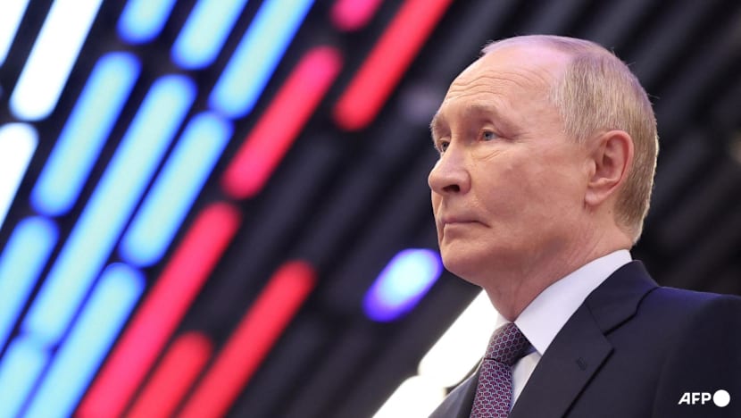 Putin threatens to target any Western troops in Ukraine Putin threatens to target any Western troops in Ukraine