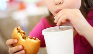 Mager dan makan junk food bisa picu depresi, ini buktinya!