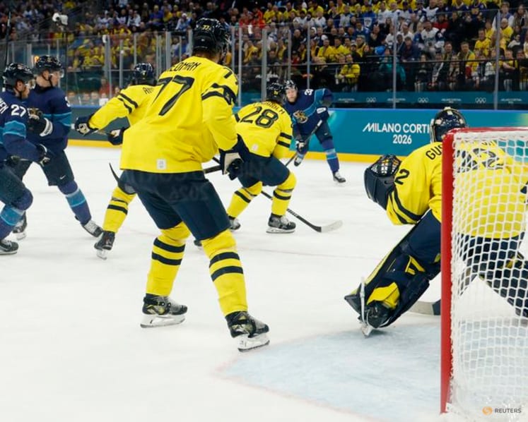 Ice hockey-Canada ease past Swiss, Finland beat Sweden, Slovakia, Czechs notch wins