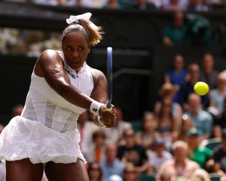 Defending champion Swiatek struggles to emotional first-round victory