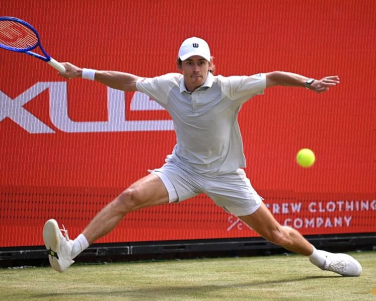 Clinical De Minaur eases into Queen's quarter-finals