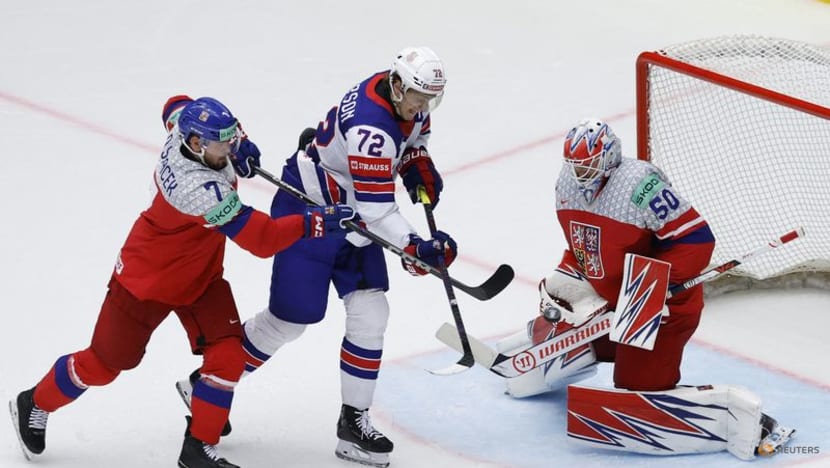 Ice hockey-US beat holders Czech Republic at worlds, Canada overpower Sweden