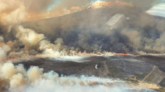 新西兰国家公园下起雨抑制山火 但浓雾阻碍灭火
