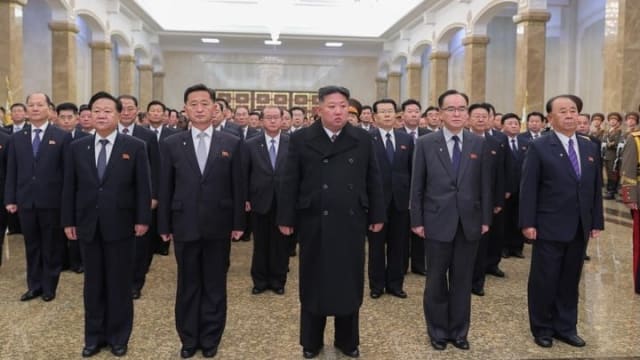 金正恩元旦赴太阳宫 瞻仰祖父和父亲遗容