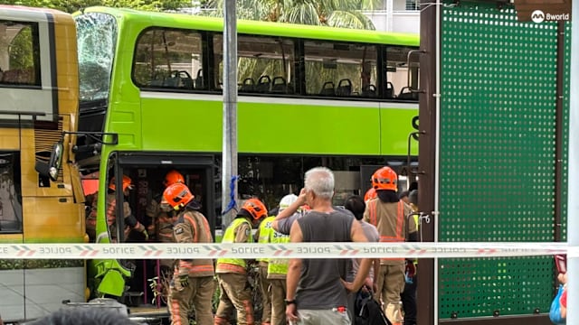 涉44伤双巴相撞车祸 车长受伤入院助查