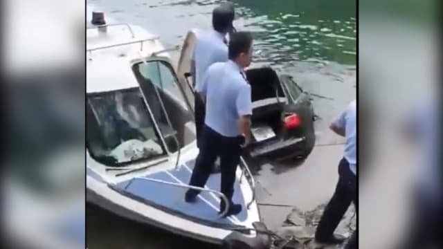 眼见有车坠湖 杭州男子徒手把车拖回岸边