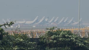 இந்திய, பங்களாதேஷ் விமான நிலையங்களில் குவியும் துணிகள்...