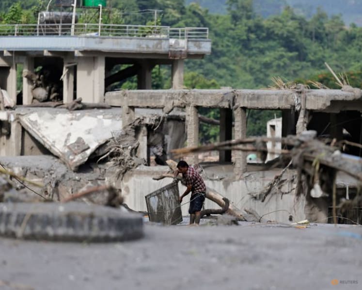 Death toll nears 400, rescuers search for 1,400 missing after Nepal-Tibet floods
