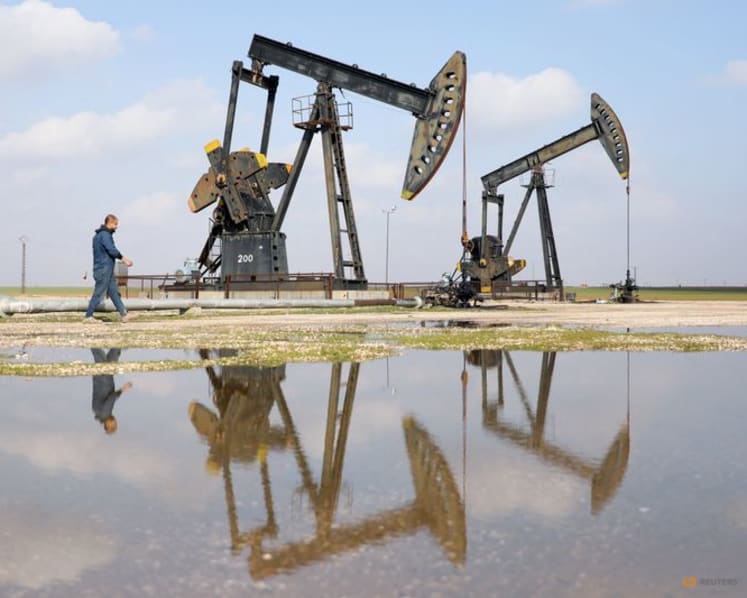 Oil prices settle more than 1% higher, log strongest month since March