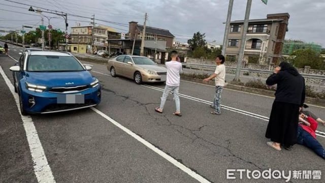 撞倒老夫妇致受伤骨折  台轿车司机冷血离开