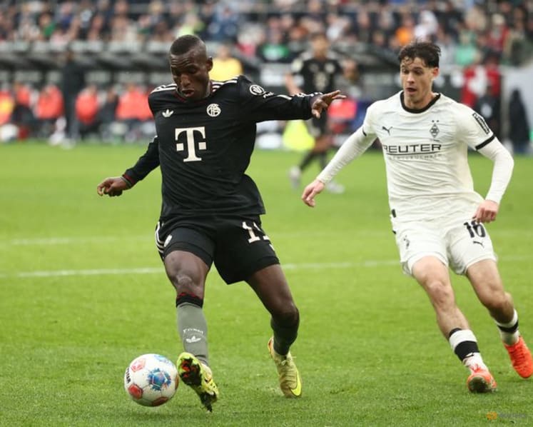 Bayern cruise past Gladbach to extend perfect start