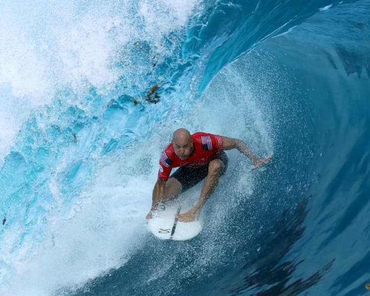 Surfing-Wildcard Kelly Slater stars as Tahiti Pro kicks off in unruly surf