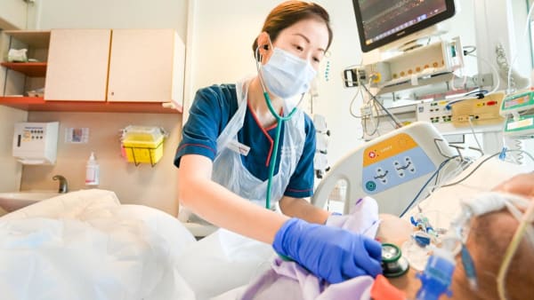 Meet the ICU nurse who examines and diagnoses patients like a boss - CNA