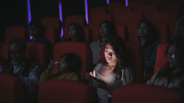 疑交谈用手机引邻座不满 台湾两少女看电影遭拖出痛殴