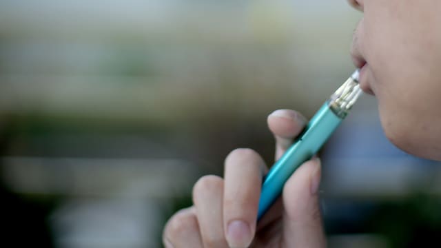 涉在地铁上吸电子烟并向职员动粗 男子正协助警方调查
