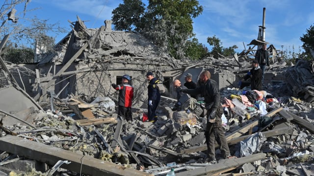 俄军在乌克兰发射火箭炮 至少17人死亡