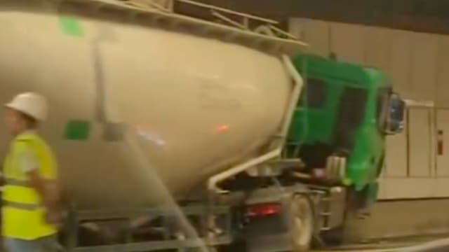 又一起水泥车事故  滨海快速公路水泥车撞进隧道内墙