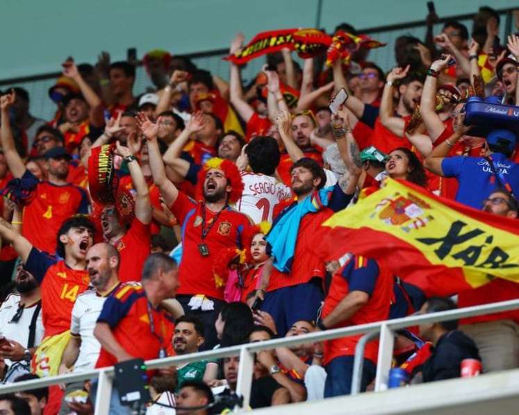Spain fans keep Manolo's drumbeat alive in Mexico