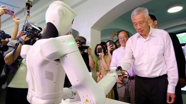 李显龙资政抵达上海 参观人形机器人创新孵化器