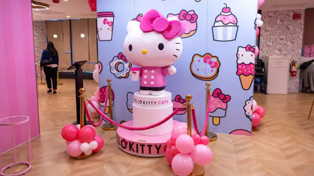 全球最大Hello Kitty Café芝加哥开幕！2层楼粉红空间，蝴蝶结松饼＋限定周边一次收