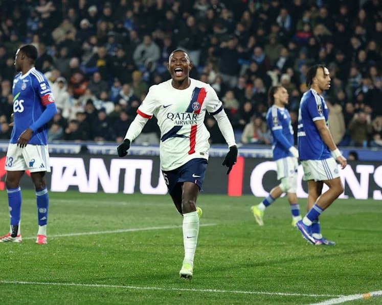 PSG score late winner as they go back to top of Ligue 1