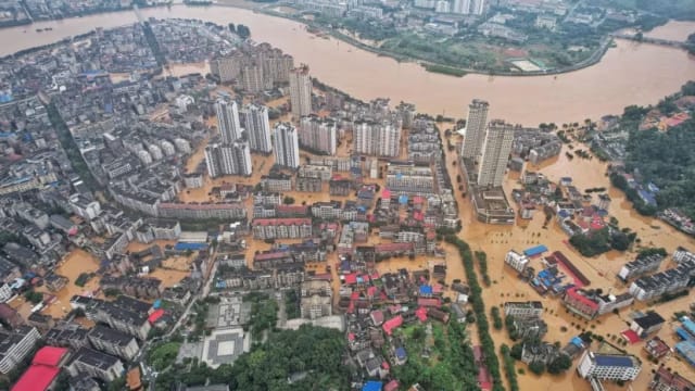 中国多条河流水位暴涨 约24万个居民紧急疏散